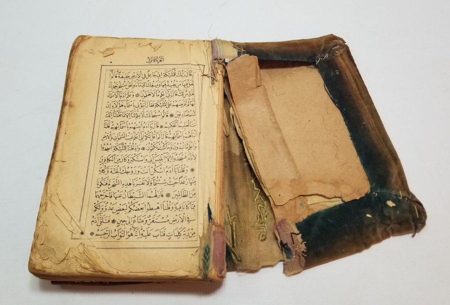 ÜZERİ YAZILI VE GÜMÜŞ SIRMALI İPEK KADİFE CİLDİNDE OSMANLI DÖNEMİ BASKI KUR'AN-I KERİM