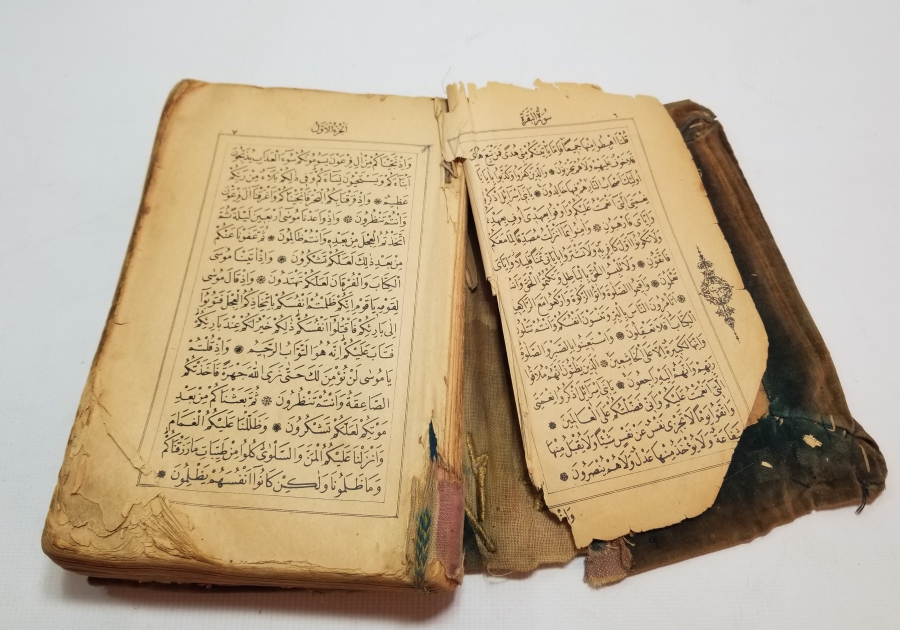 ÜZERİ YAZILI VE GÜMÜŞ SIRMALI İPEK KADİFE CİLDİNDE OSMANLI DÖNEMİ BASKI KUR'AN-I KERİM
