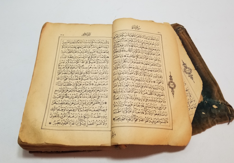 ÜZERİ YAZILI VE GÜMÜŞ SIRMALI İPEK KADİFE CİLDİNDE OSMANLI DÖNEMİ BASKI KUR'AN-I KERİM
