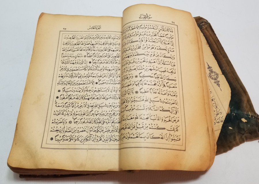 ÜZERİ YAZILI VE GÜMÜŞ SIRMALI İPEK KADİFE CİLDİNDE OSMANLI DÖNEMİ BASKI KUR'AN-I KERİM