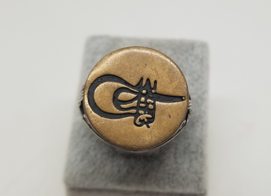 ÜZERİ TUĞRA FORMLU KABARTMA İŞÇİLİKLİ GÜMÜŞ YÜZÜK