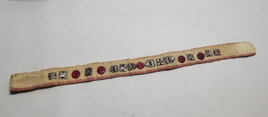 ÜZERİ AY YILDIZ FİGÜRLÜ GELİN GIDIKLIĞI ÜZERİNDE AY YILDIZ FİGÜRLÜ ALPAKA VE CAM PARÇALAR BULUNAN OSMANLI DÖNEMİ GIDIKLIK