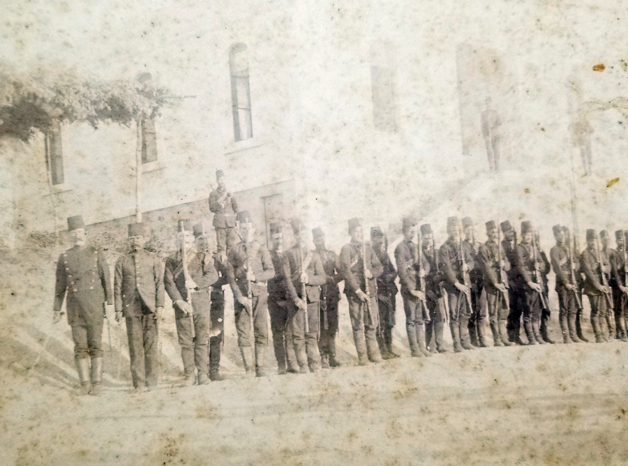 ABDÜLHAMİD HAN DÖNEMİ İÇTİMADA ASKERLER GÖRSELLİ BÜYÜK BOY OSMANLI DÖNEMİ FOTOĞRAF