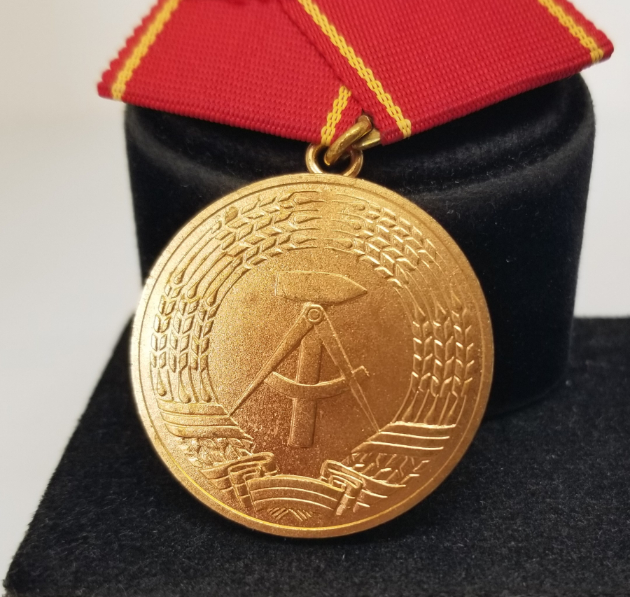 25. YIL DOĞU ALMANYA SADAKAT MADALYASI