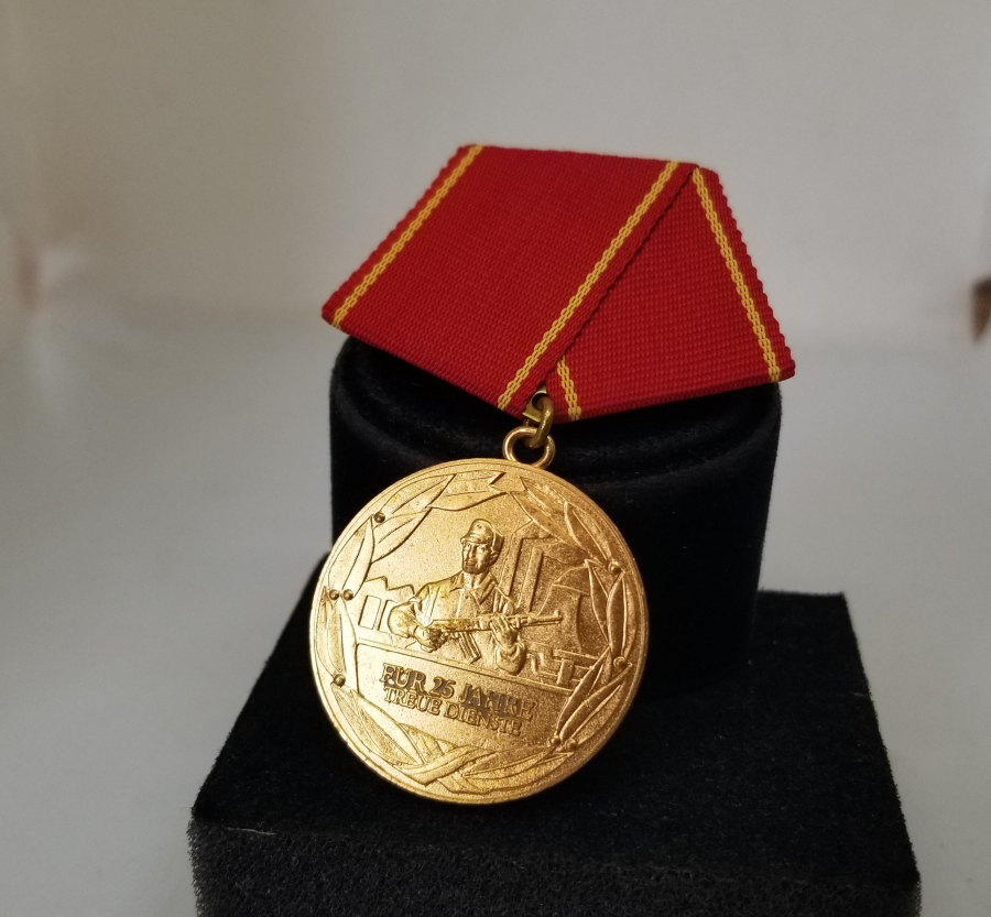 25. YIL DOĞU ALMANYA SADAKAT MADALYASI