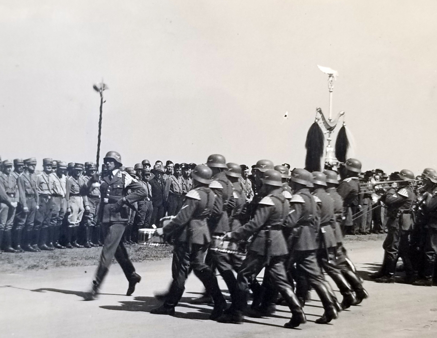 2. DÜNYA SAVAŞI DÖNEMİ NAZİ ASKERLERİNİN ÜST DÜZEY SUBAY HEYETİ ÖNÜNDE RESMİ GEÇİDİ FOTOĞRAF