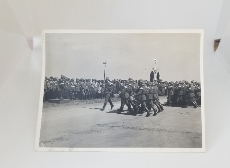 2. DÜNYA SAVAŞI DÖNEMİ NAZİ ASKERLERİNİN ÜST DÜZEY SUBAY HEYETİ ÖNÜNDE RESMİ GEÇİDİ FOTOĞRAF
