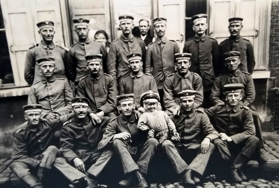 1. DÜNYA SAVAŞI DÖNEMİ (1915) ORİJİNAL ALMAN ORDUSU PİYADE BİRLİKLERİ VE KÜÇÜK ÇOCUK TEMALI KARTPOSTAL