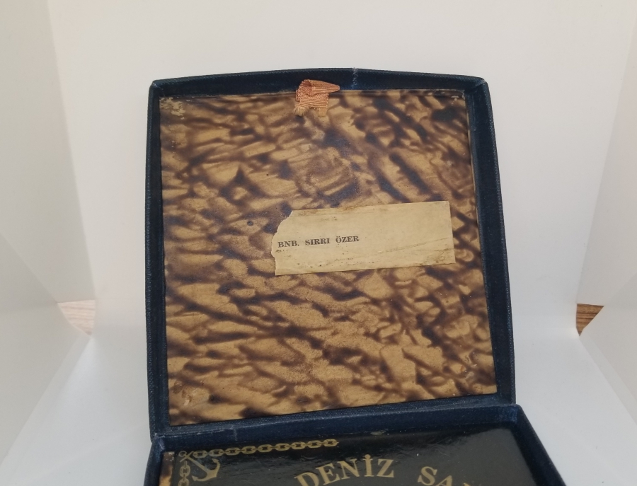BİNBAŞI SIRRI ÖZER'E VERİLMİŞ HİZMET ŞİLTİ