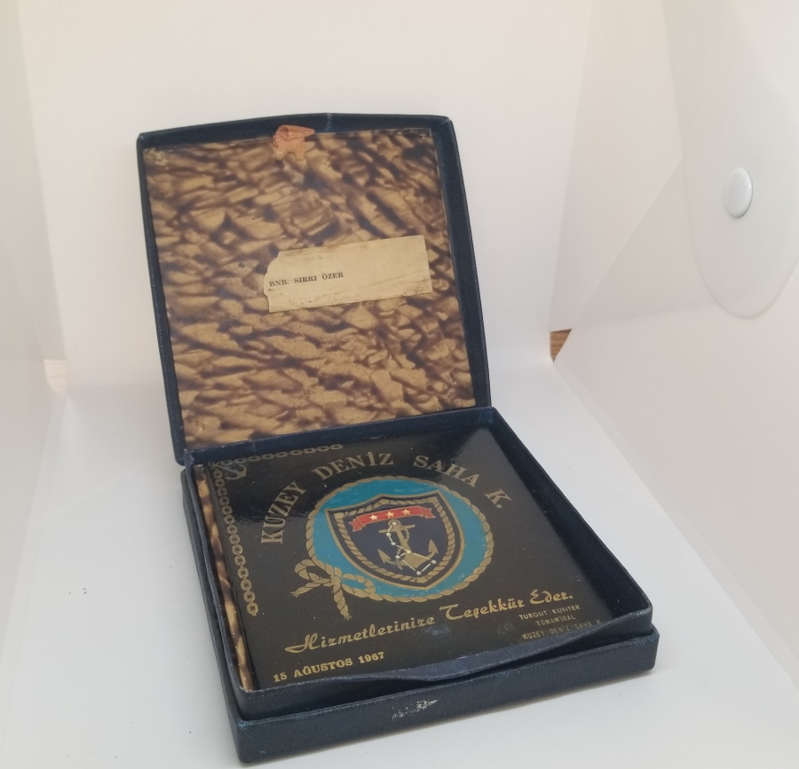 BİNBAŞI SIRRI ÖZER'E VERİLMİŞ HİZMET ŞİLTİ