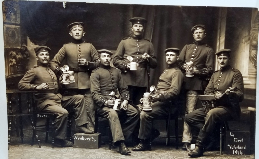 1. DÜNYA SAVAŞI DÖNEMİ NADİR SERAMİK BİRA BARDAKLARIYLA ÇEKİLMİŞ ALMAN SUBAY FOTOĞRAFI