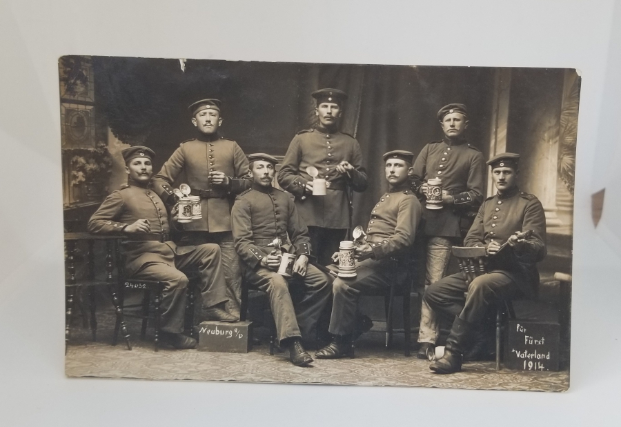 1. DÜNYA SAVAŞI DÖNEMİ NADİR SERAMİK BİRA BARDAKLARIYLA ÇEKİLMİŞ ALMAN SUBAY FOTOĞRAFI