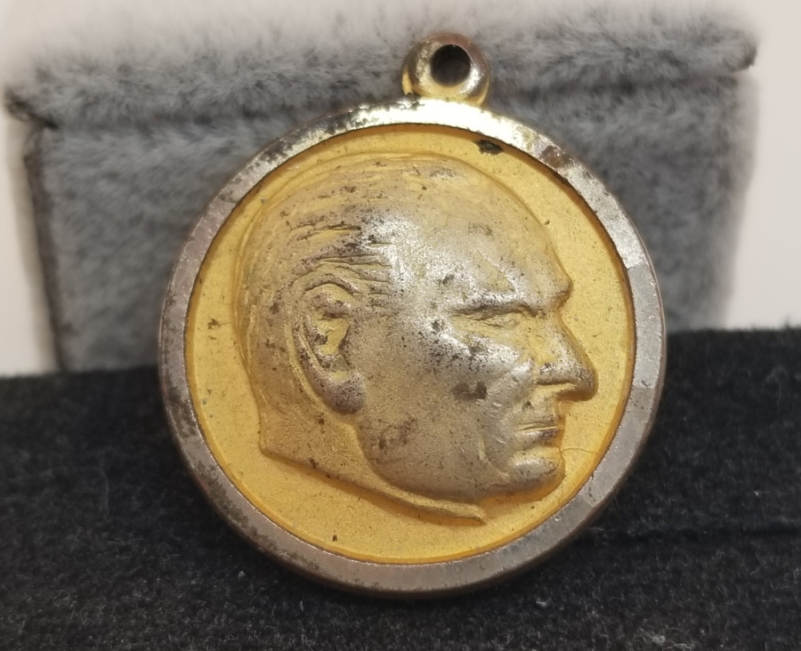 ÜZERİ ALTIN KAPLAMA ATATÜRK GÖRSELLİ KOLYE UCU