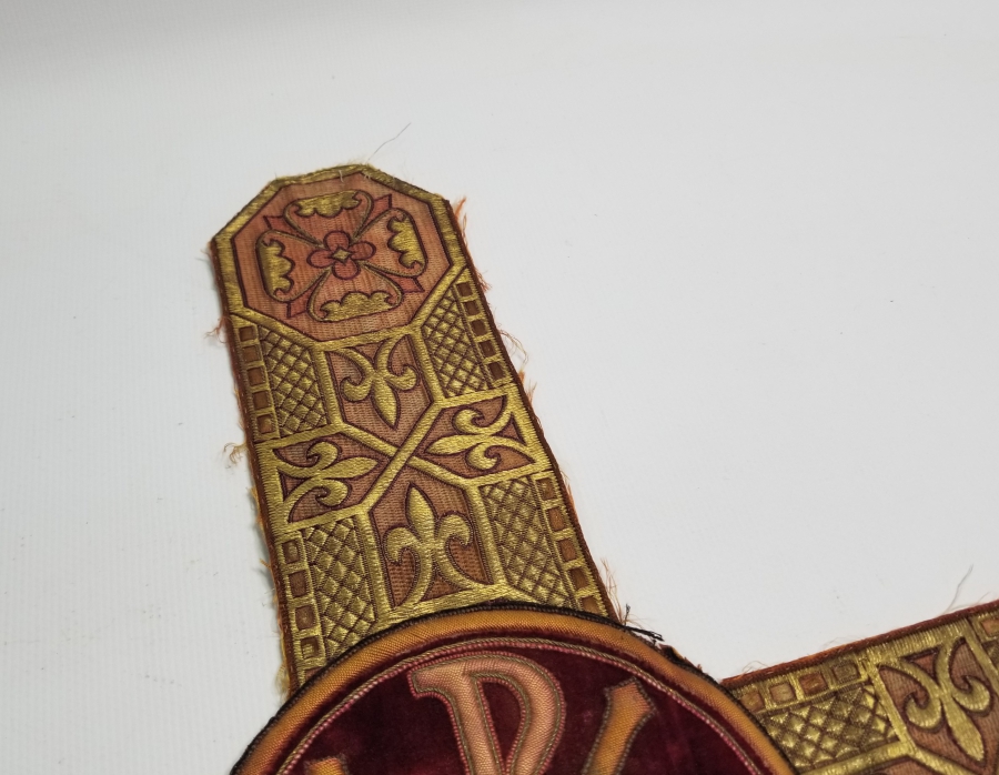 GÜMÜŞ VE ALTIN SIRMA İŞÇİLİKLİ OSMANLI DÖNEMİ PAPAZ ELBİSE PARÇASI
