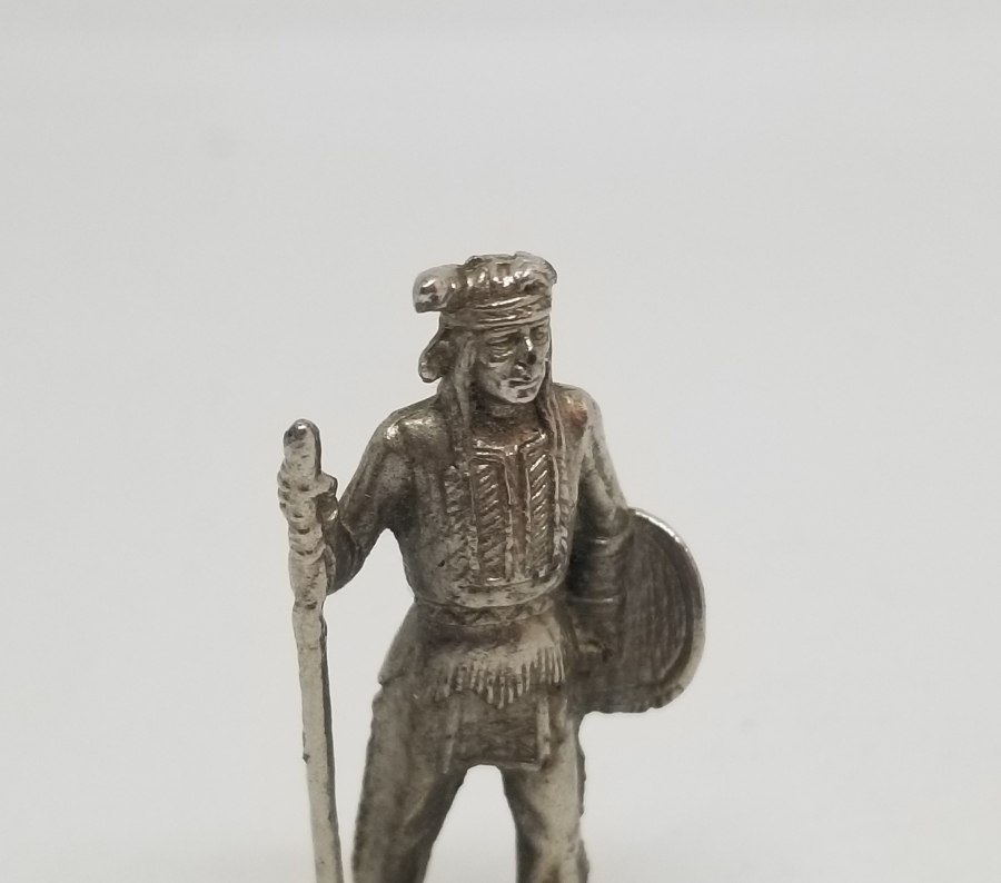 DEKORATİF KIZILDERİLİ FİGÜRÜ