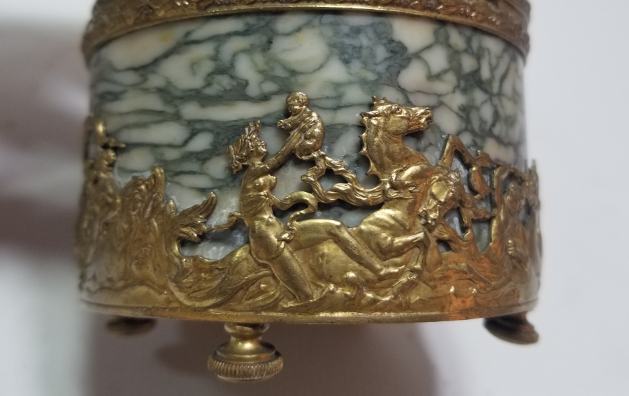 OSMANLI DÖNEMİ MİTOLOJİK KONULU PİRİNÇ APLİKLİ MERMER RUM KAPAKLI KUTU