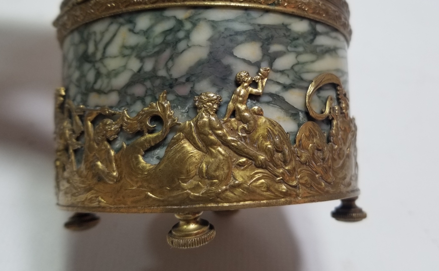 OSMANLI DÖNEMİ MİTOLOJİK KONULU PİRİNÇ APLİKLİ MERMER RUM KAPAKLI KUTU