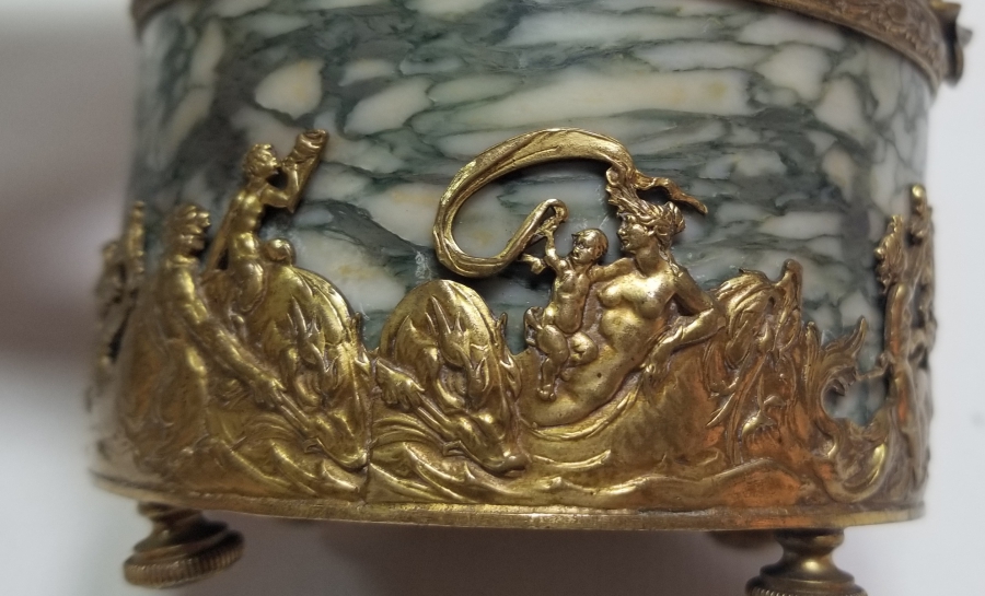 OSMANLI DÖNEMİ MİTOLOJİK KONULU PİRİNÇ APLİKLİ MERMER RUM KAPAKLI KUTU