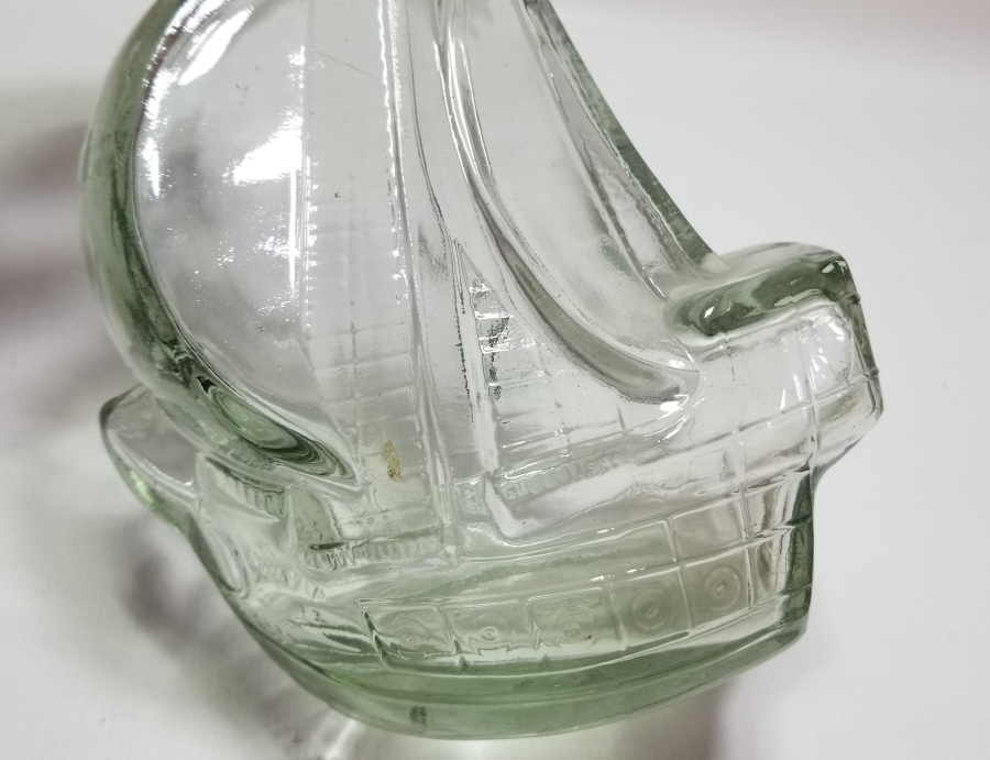 KABARTMA İŞÇİLİKLİ YELKENLİ FORMUNDA YAPILMIŞ ANTİKA ŞİŞE