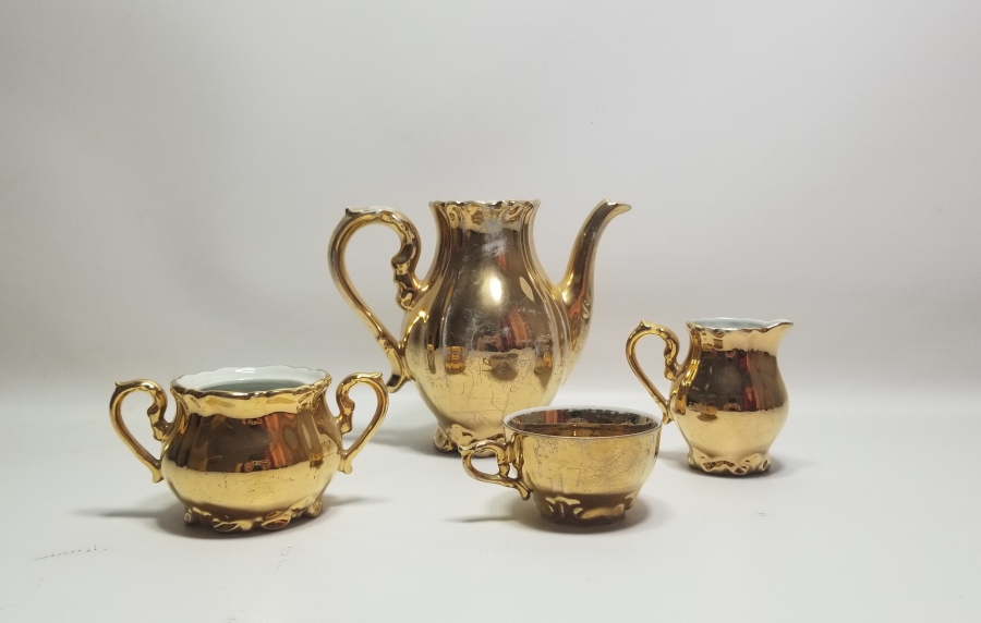 ÜZERİ ALTIN VARAKLI ANTİKA PORSELEN ÇAY TAKIMI
