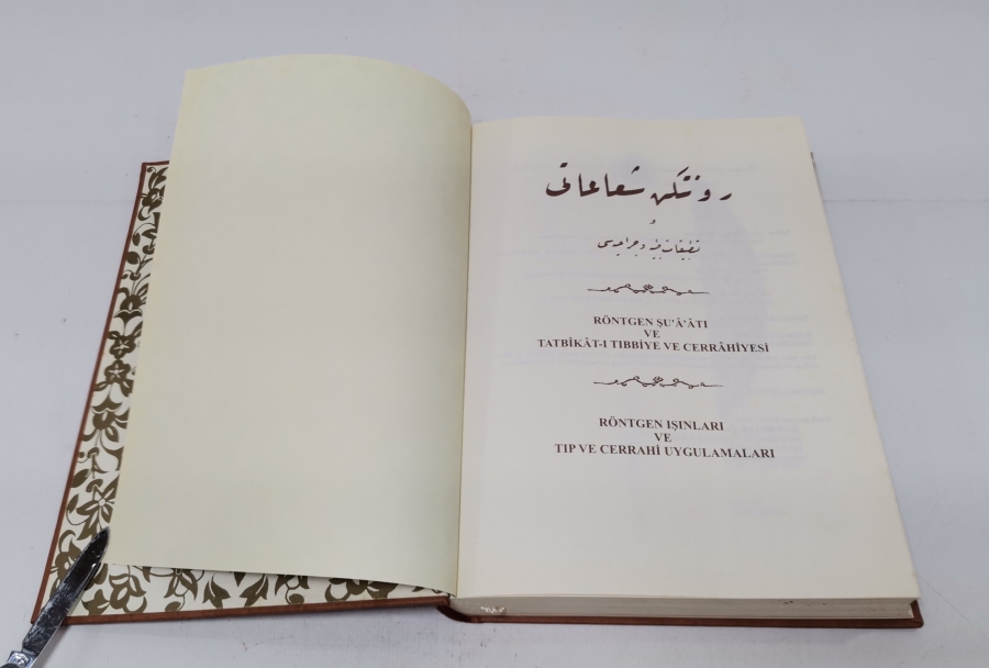 1898 YILINDA YAZILMIŞ RÖNTGEN IŞINLARI VE TIB VE CERRAHİ UYGULAMALARI İSİMLİ KİTABIN 2006 YILINDA BASILMIŞ NADİR TIPKI BASIMI