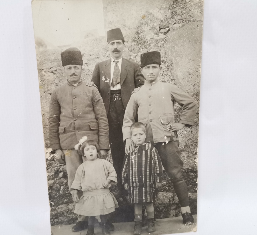 OSMANLI DÖNEMİ ASKERİ KIYAFETLİ AİLE FOTOĞRAFI