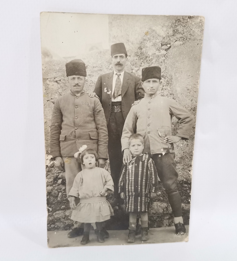 OSMANLI DÖNEMİ ASKERİ KIYAFETLİ AİLE FOTOĞRAFI