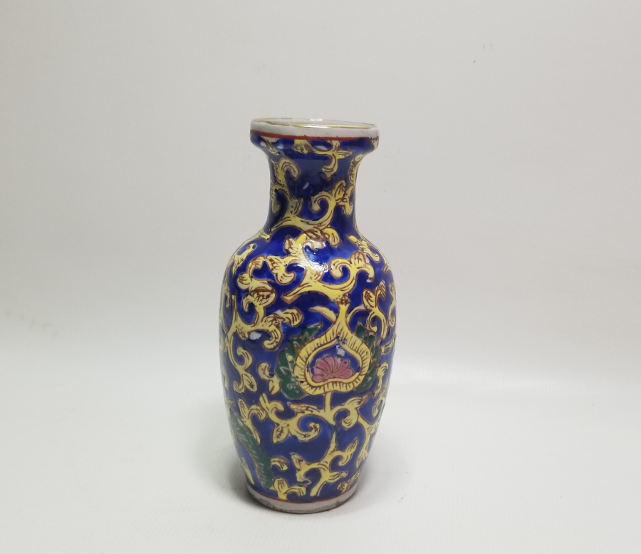 1850LERDEN KABARTMA BOYALI NADİR ÇİN PORSELEN VAZO