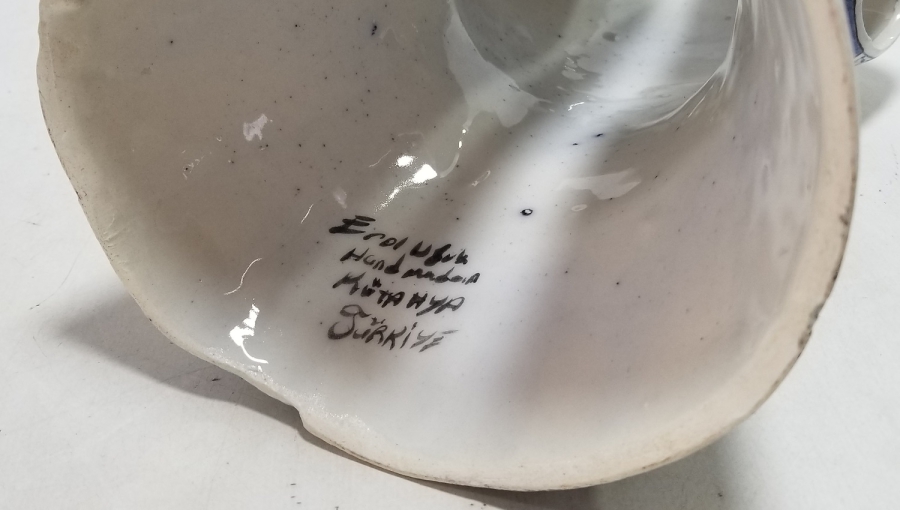 SANATÇI İMZALI KAFTAN FORMUNDA YAPILMIŞ ANTİKA ÇİNİ MASA ÜSTÜ OBJESİ
