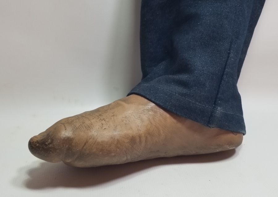 ANTİKA PLASTİK AYAK FİGÜRÜ