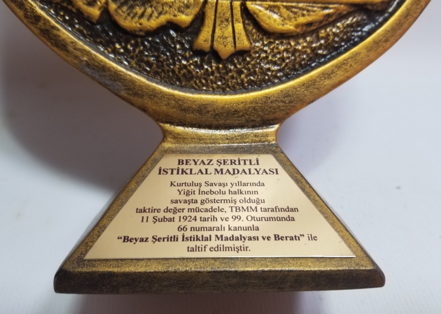 İNEBOLU BELEDİYESİ TARAFINDAN YAPTIRILMIŞ DEKORATİF MASAÜSTÜ İSTİKLAL MADALYASI BİBLO