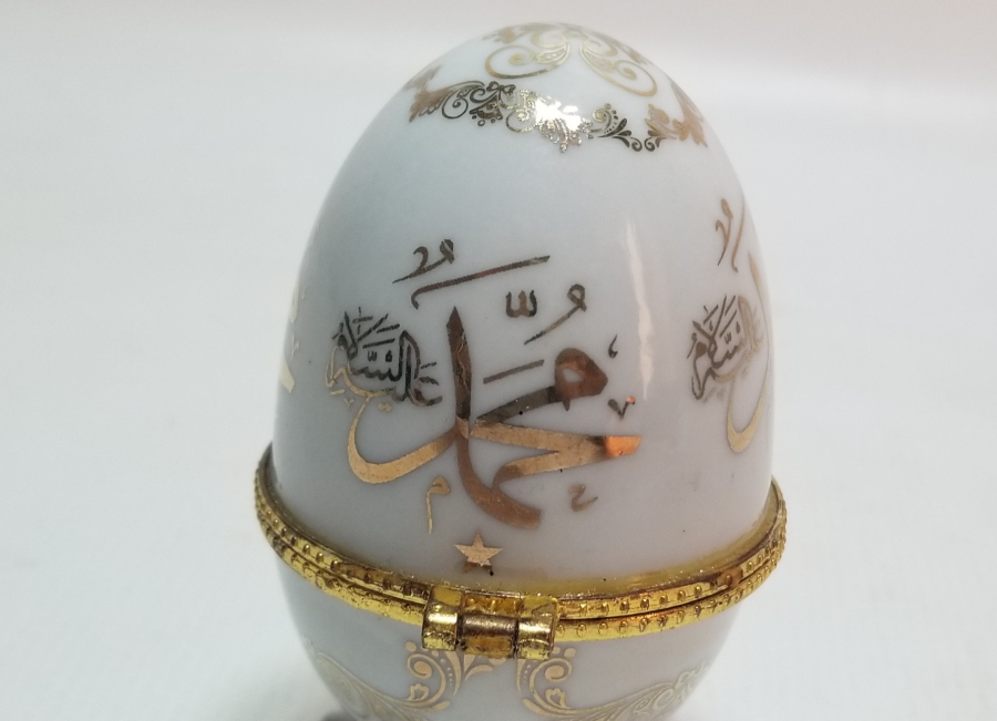 ÜZERİNDE MUHAMMED SAV YAZILI YUMURTA FORMLU PORSELEN MÜCEVHER KUTUSU