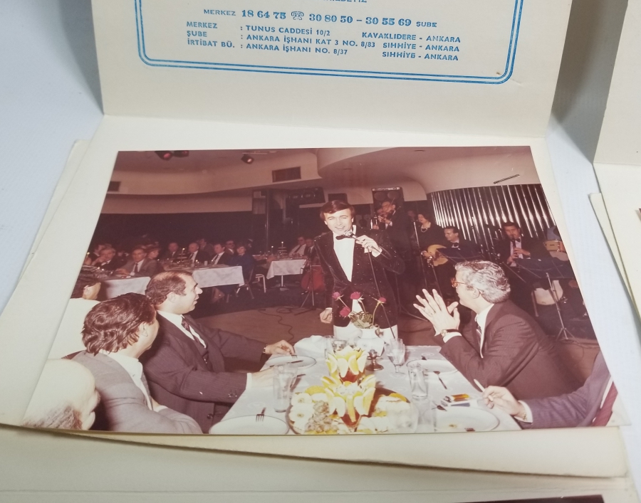 ANKARA BÜYÜK SÜRMELİ OTELİ ORİJİNAL ALBÜMÜNDE NÜKHET DURU VE EROL EVGİN KONSER FOTOĞRAFLARI
