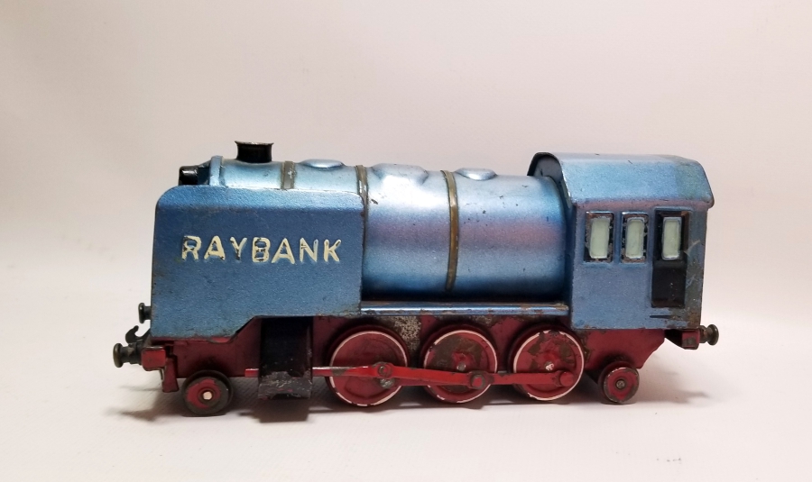 TREN LOKOMOTİFİ FORMUNDA YAPILMIŞ NADİR ANTİKA METAL RAYBANK KUMBARA