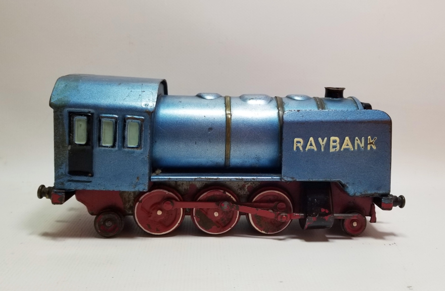TREN LOKOMOTİFİ FORMUNDA YAPILMIŞ NADİR ANTİKA METAL RAYBANK KUMBARA